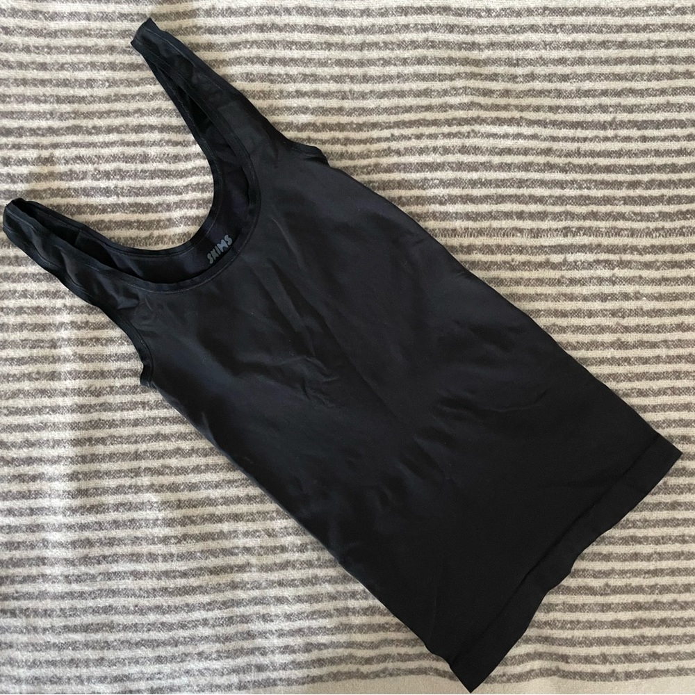 EUC SKIMS SMOOTHING TANK SUZE M
